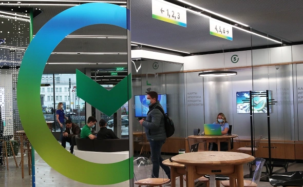 «Сбер» начал устанавливать приложение для iPhone в отделениях банка